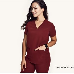 FIGS Casma Three Pocket Scrub Top in Burgundy